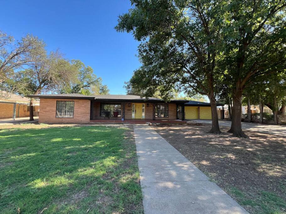 Barrel Oak Mansion- Fire Pit, & Pool Table Nr Ttu Villa Lubbock Exterior photo